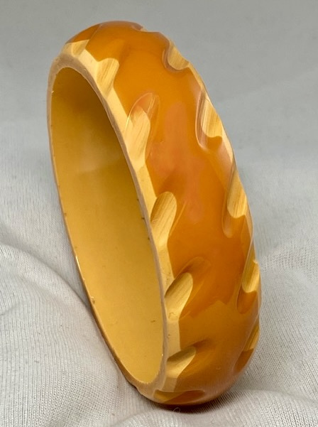 BB535 cast carved corn/butterscotch bakelite bangle